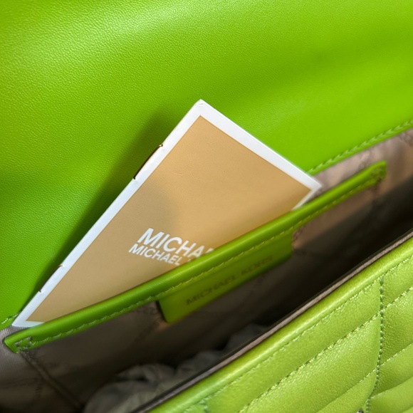 Pear green nwt mk purse - Picture 2 of 5